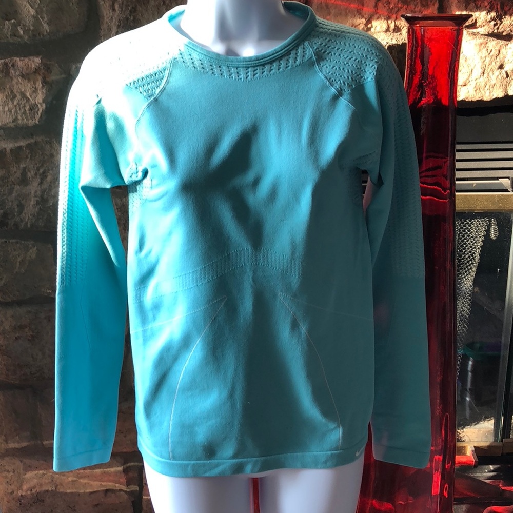 NIKE LONG SLEEVE COMPRESSION SHIRT - size M/L